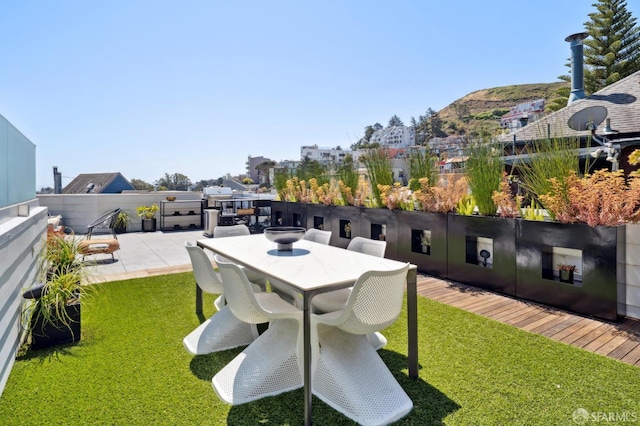 392 Corbett Ave, San Francisco, CA 94114 - view of green lawn featuring a patio area and outdoor dining space