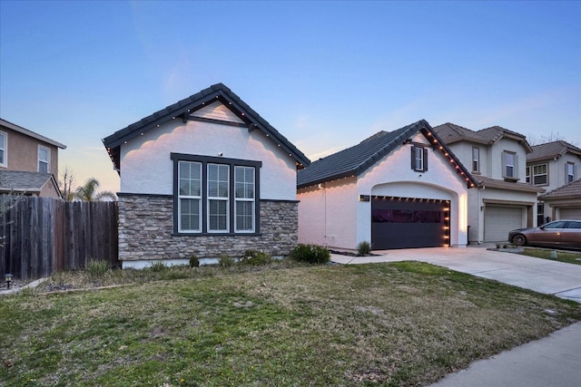 view of front of home featuring a lawn