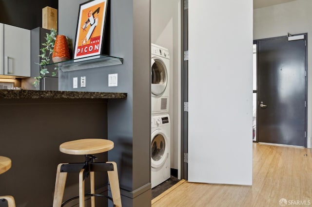 1 S Park St Unit 308, San Francisco, CA 94107 - laundry area with stacked washer / dryer and wood finished floors