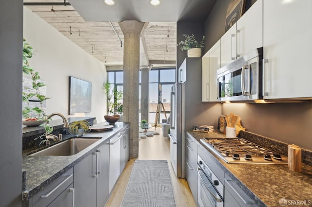 1 S Park St Unit 308, San Francisco, CA 94107 - kitchen featuring appliances with stainless steel finishes, a sink, light wood finished floors, and gray cabinets