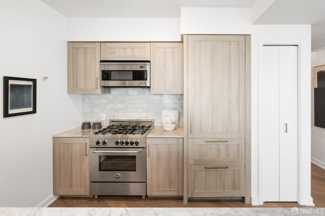 401 Harrison St Unit 25F, San Francisco, CA 94105 - kitchen with stainless steel appliances, light brown cabinetry, backsplash, and light countertops