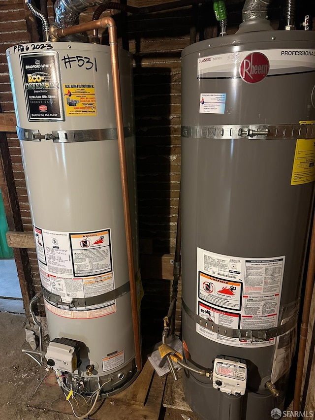 531-535 Frederick St, San Francisco, CA 94117 - utility room featuring water heater