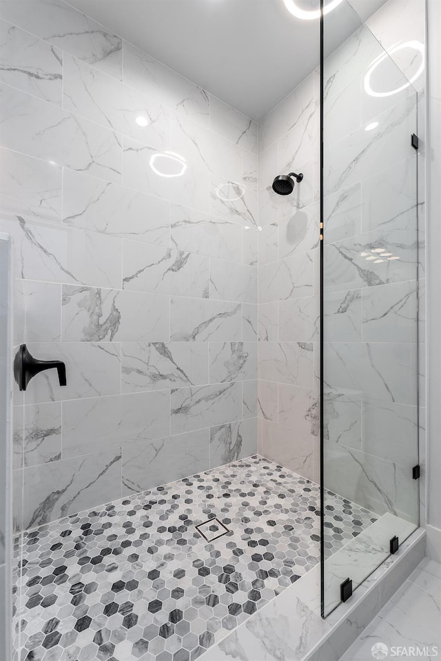 bathroom featuring a tile shower