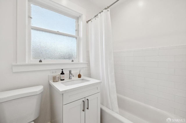 full bathroom featuring toilet, a wealth of natural light, shower / tub combo, and vanity