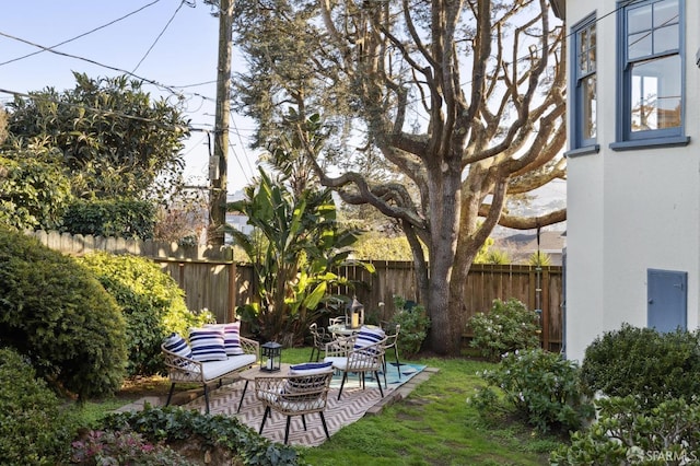 view of yard featuring a patio area