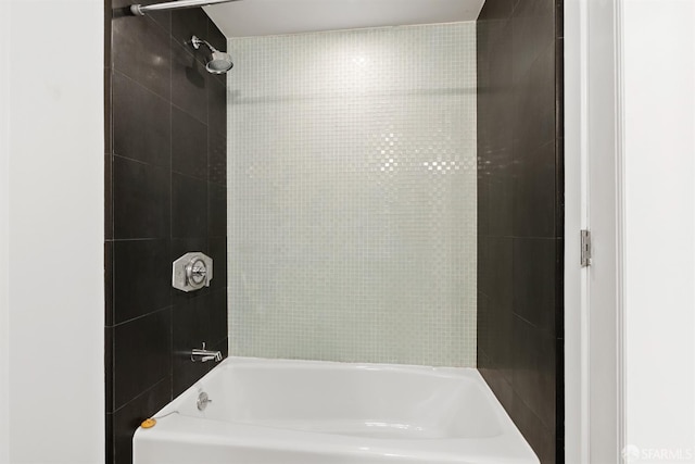 bathroom featuring tiled shower / bath