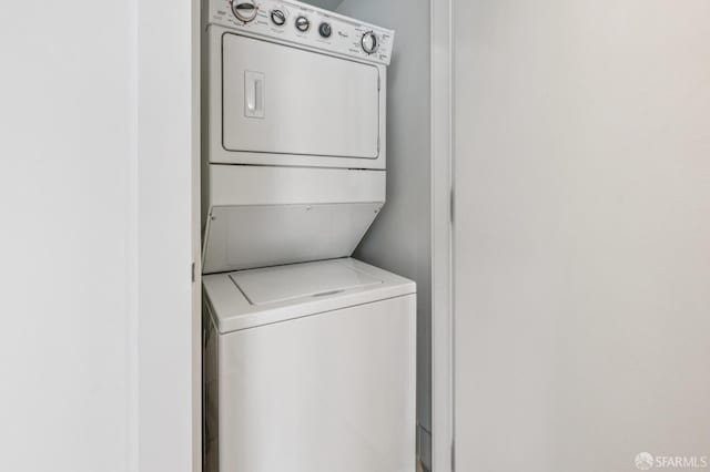 301 Mission St Unit 6J, San Francisco, CA 94105 - laundry area with stacked washing machine and dryer