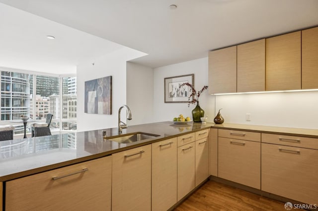 301 Mission St Unit 6J, San Francisco, CA 94105 - kitchen featuring light wood-style flooring, a peninsula, and light brown cabinetry