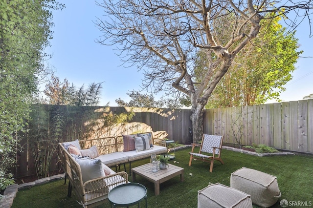 view of yard featuring outdoor lounge area