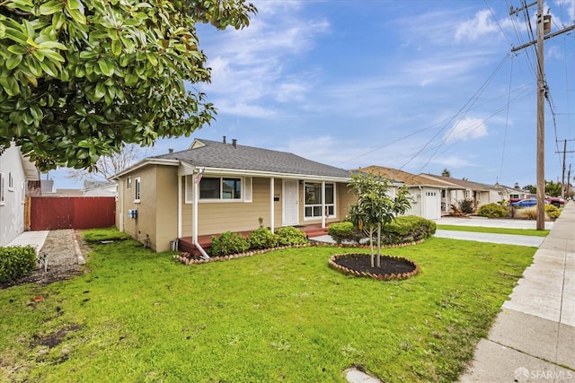 single story home with a front lawn