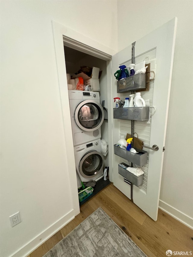 333 Beale St Unit 6J, San Francisco, CA 94105 - laundry area featuring estacked washer and dryer and wood finished floors