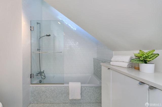 bathroom with combined bath / shower with glass door