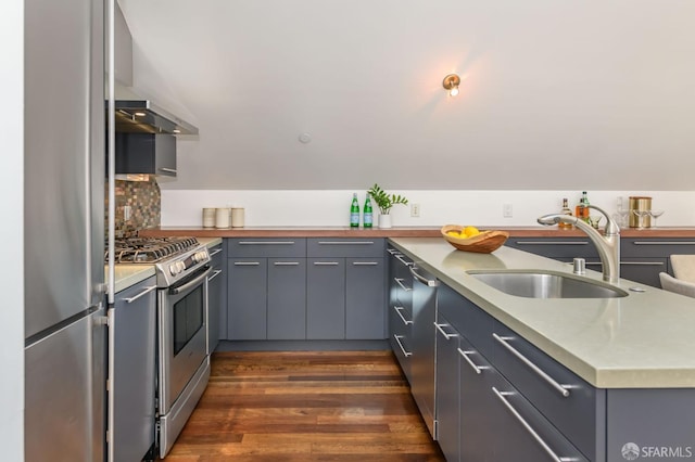 kitchen featuring gray cabinets, tasteful backsplash, sink, stainless steel appliances, and dark wood-type flooring