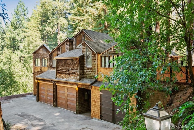 view of front of property featuring a garage