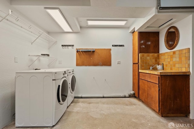 laundry area with sink and independent washer and dryer