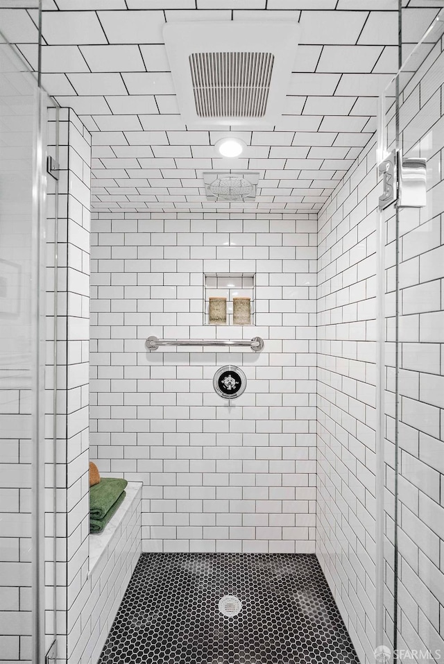 bathroom featuring tiled shower