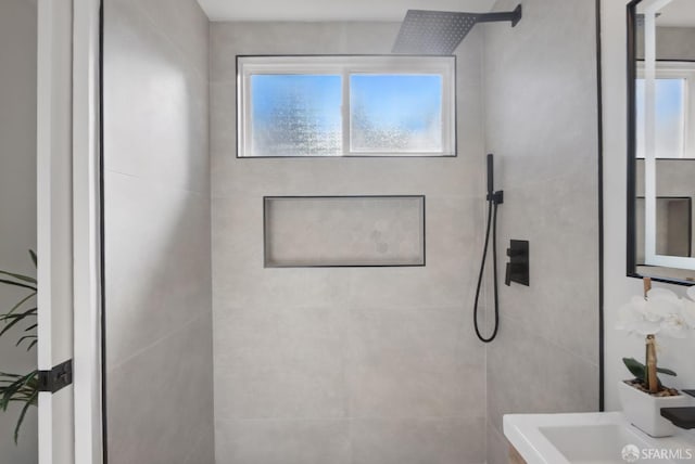 bathroom featuring tiled shower