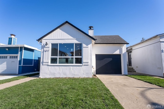 view of front facade featuring a front yard