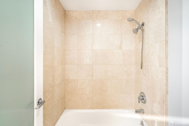 bathroom with tiled shower / bath combo