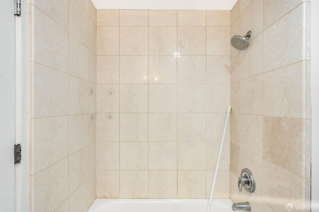 bathroom with tiled shower / bath combo