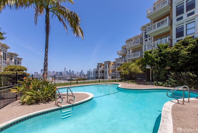 536 Wisconsin St, San Francisco, CA 94107 - community pool with a skyline view