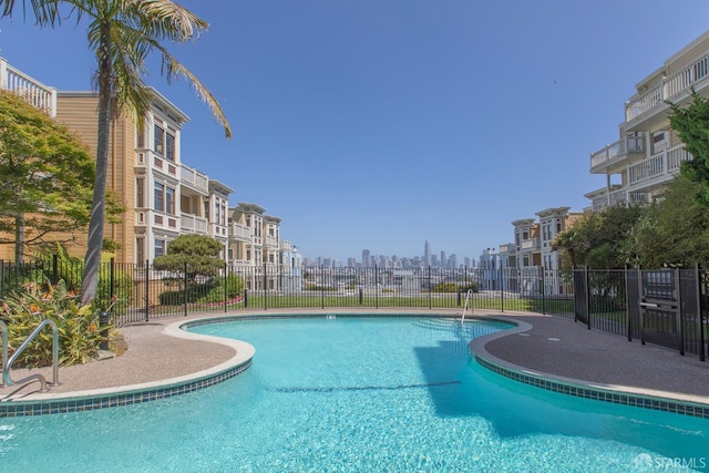 536 Wisconsin St, San Francisco, CA 94107 - community pool with a view of skyline