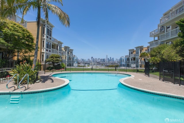 536 Wisconsin St, San Francisco, CA 94107 - community pool featuring a skyline view