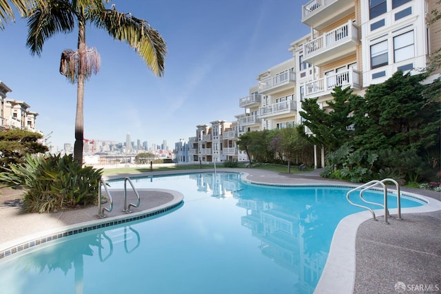 536 Wisconsin St, San Francisco, CA 94107 - community pool featuring a view of city