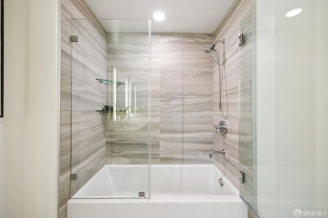 bathroom with combined bath / shower with glass door