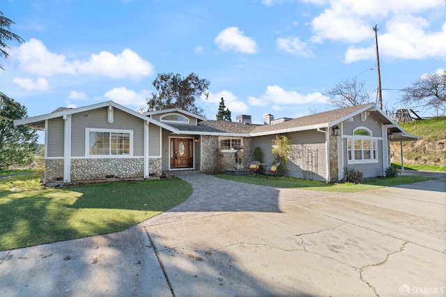 ranch-style home featuring a front lawn