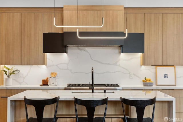 kitchen featuring modern cabinets and a breakfast bar