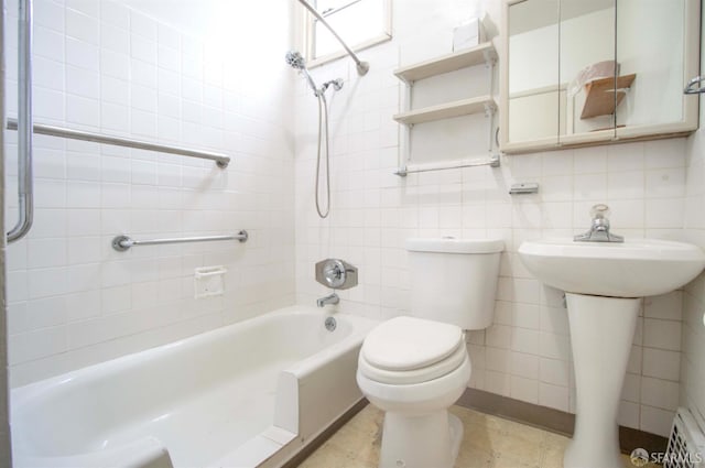2567 Bryant St, San Francisco, CA 94110 - full bathroom featuring bathtub / shower combination and toilet