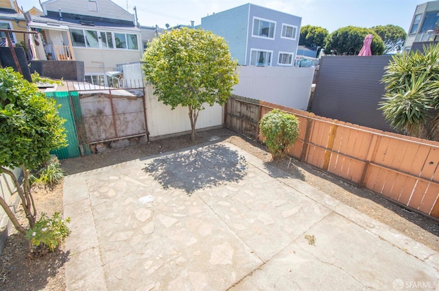 2567 Bryant St, San Francisco, CA 94110 - view of patio
