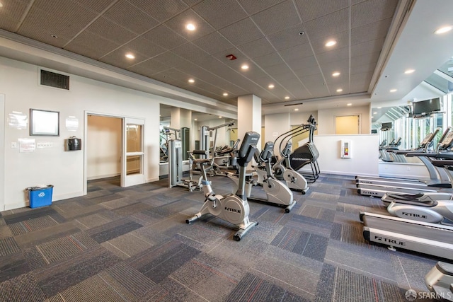 gym with baseboards, visible vents, and recessed lighting