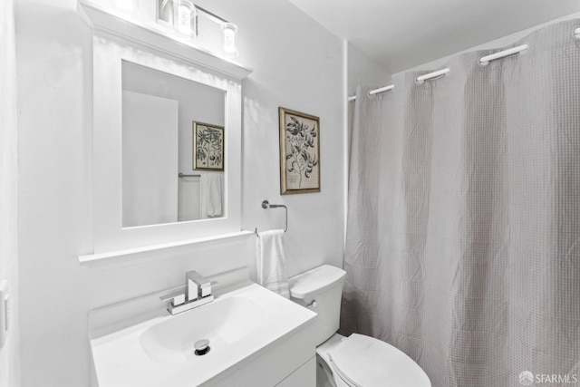 full bathroom featuring curtained shower, toilet, and vanity