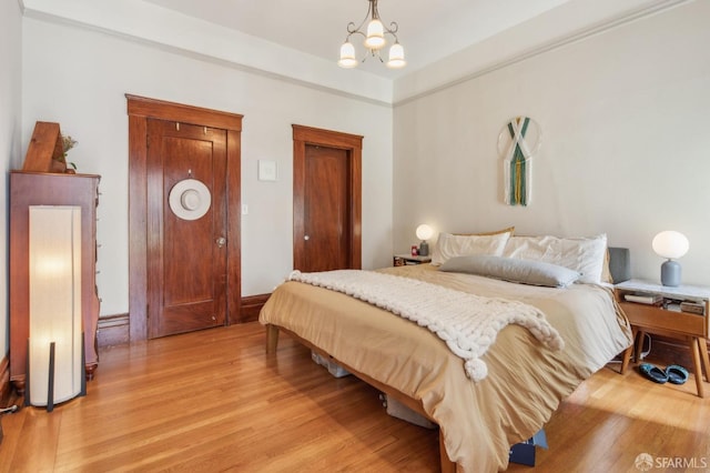 522 Liberty St, San Francisco, CA 94114 - bedroom featuring an inviting chandelier and light wood-style floors