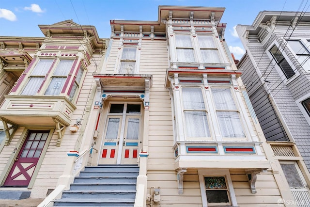 1075 Noe St, San Francisco, CA 94114 - view of property with entry steps