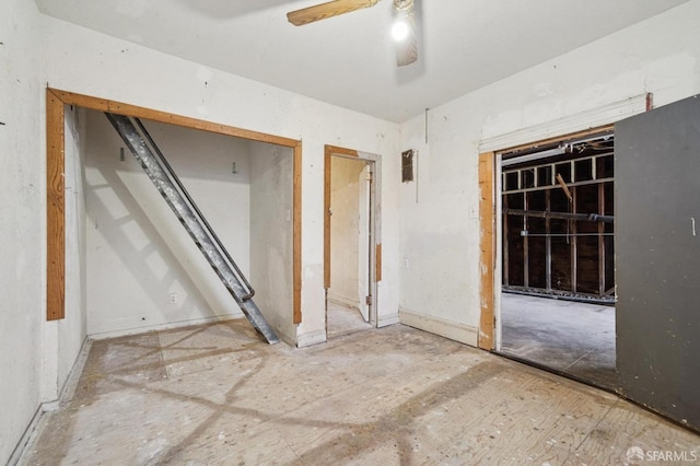 empty room with ceiling fan