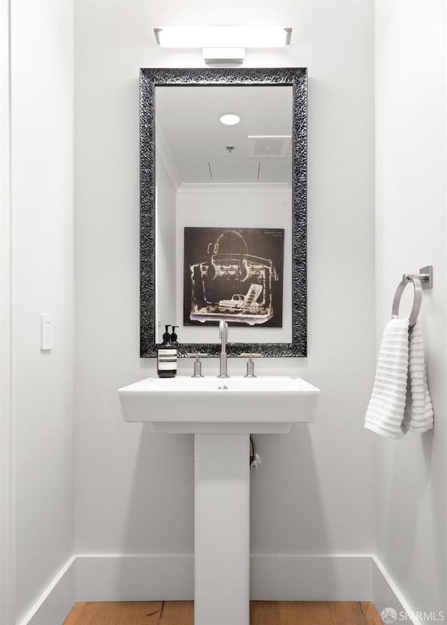 bathroom featuring ornamental molding