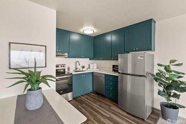 655 Corbett Ave Unit 505, San Francisco, CA 94114 - kitchen featuring stainless steel appliances, a sink, under cabinet range hood, and dark wood-style floors