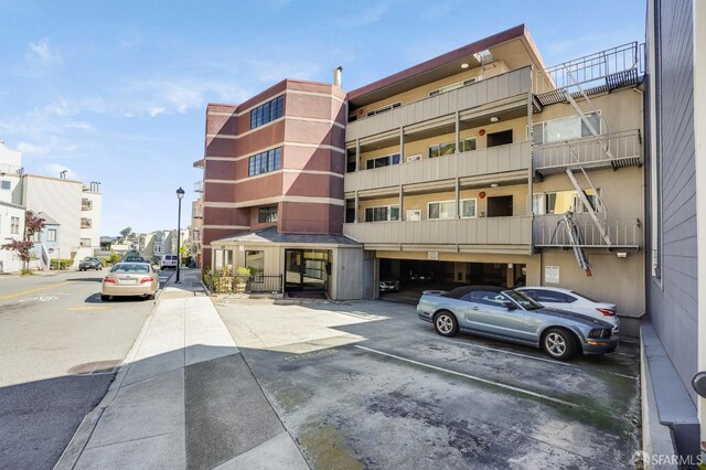 655 Corbett Ave Unit 505, San Francisco, CA 94114 - view of building exterior featuring uncovered parking