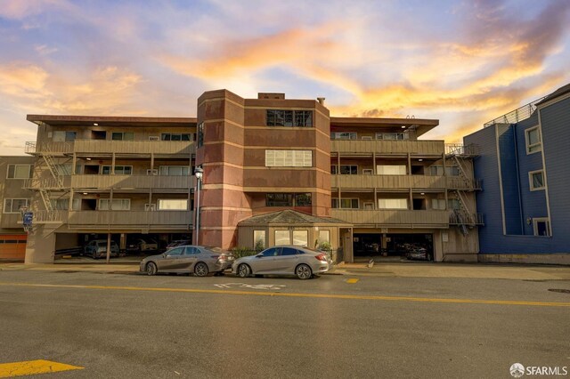 655 Corbett Ave Unit 505, San Francisco, CA 94114 - property at dusk with a view of apartment building / complex