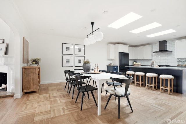 1643 43rd Ave, San Francisco, CA 94122 - dining area featuring baseboards and arched walkways