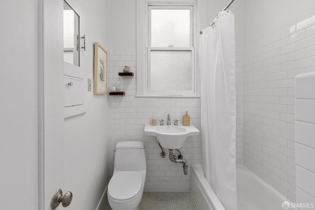 full bathroom featuring tile walls, toilet, shower / bathtub combination with curtain, and tile patterned floors