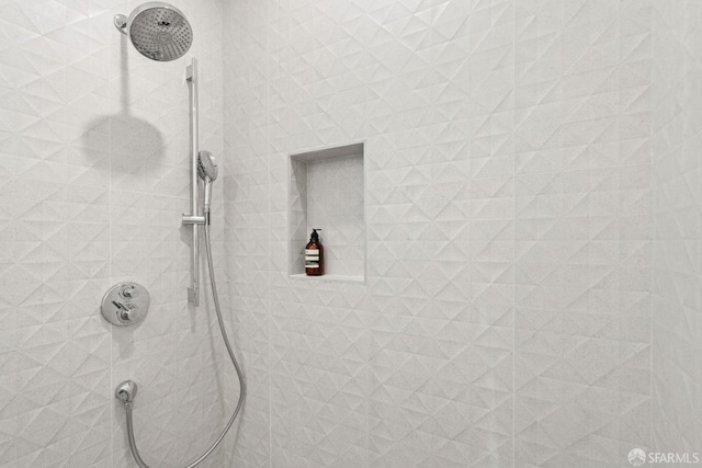 bathroom featuring a tile shower