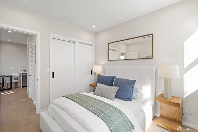 bedroom featuring recessed lighting, a closet, and baseboards