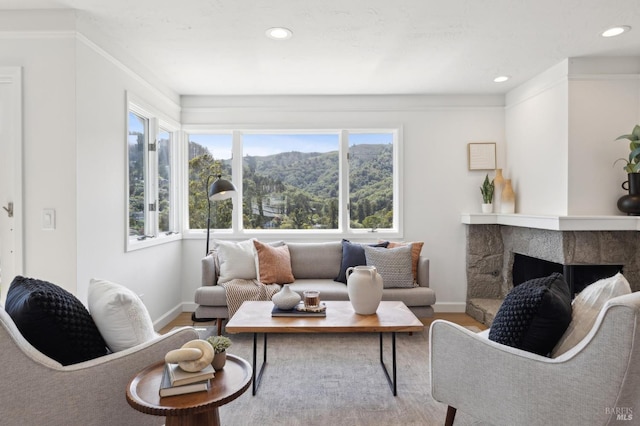 living room featuring recessed lighting, baseboards, and a wealth of natural light