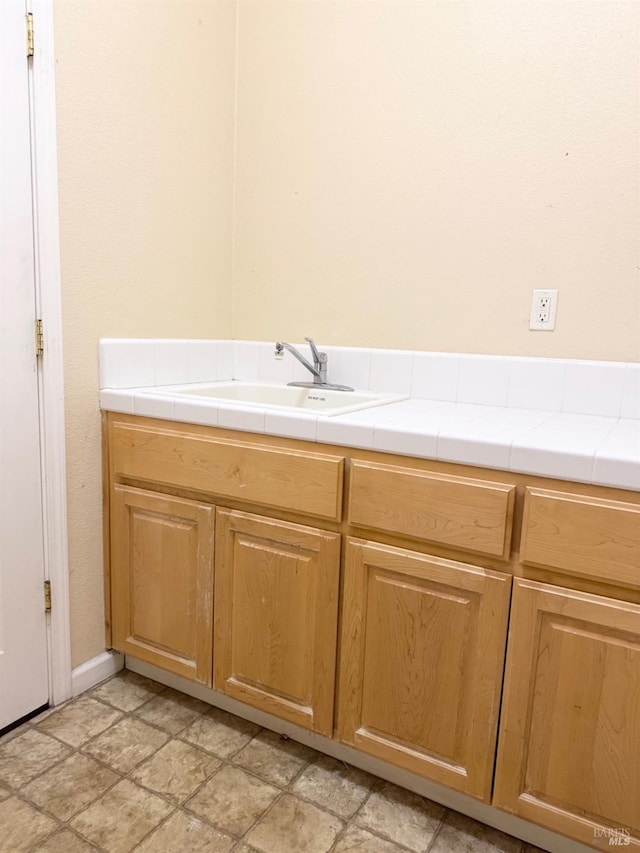 bathroom featuring a sink