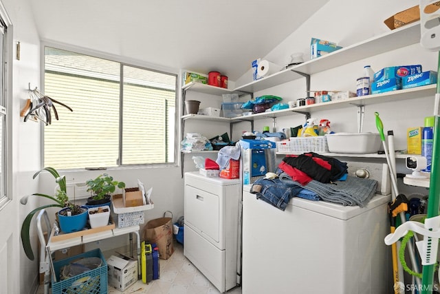 washroom featuring washing machine and clothes dryer