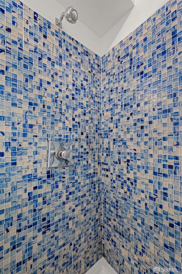 bathroom featuring a tile shower